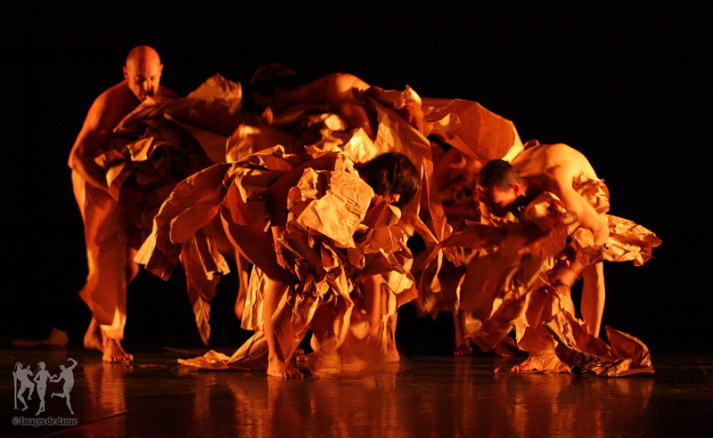 paper dance - parades & changes, replays - Anne Collod/Anna Halprin © Jérome Delatour